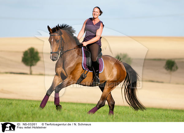 Frau reitet Holsteiner / woman rides warmblood / NS-03261