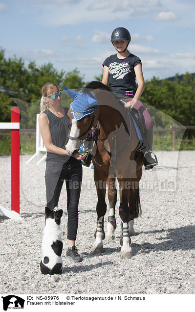 Frauen mit Holsteiner / womans with Holstein Horse / NS-05976