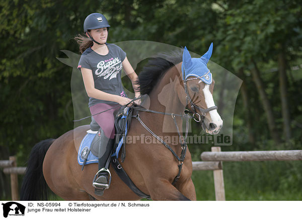 junge Frau reitet Holsteiner / young woman rides Holstein Horse / NS-05994