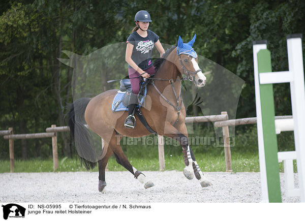 junge Frau reitet Holsteiner / young woman rides Holstein Horse / NS-05995