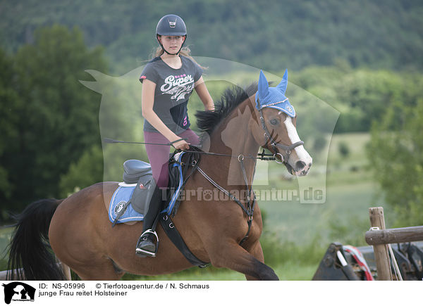 junge Frau reitet Holsteiner / young woman rides Holstein Horse / NS-05996