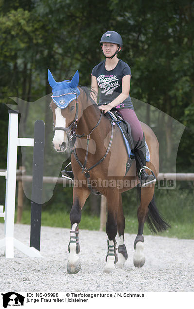 junge Frau reitet Holsteiner / young woman rides Holstein Horse / NS-05998