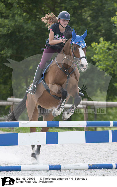 junge Frau reitet Holsteiner / young woman rides Holstein Horse / NS-06003