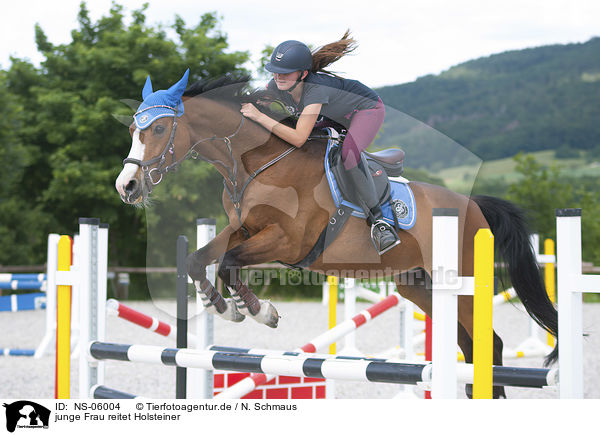 junge Frau reitet Holsteiner / NS-06004