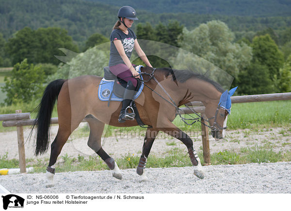 junge Frau reitet Holsteiner / young woman rides Holstein Horse / NS-06006