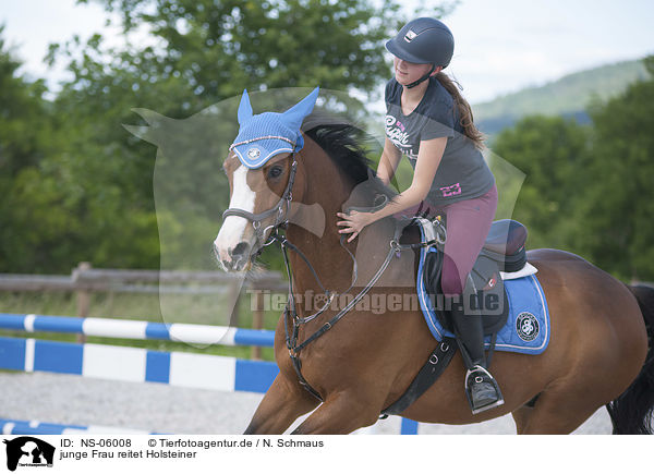 junge Frau reitet Holsteiner / NS-06008