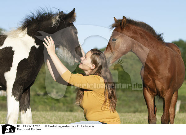 Frau und Fohlen / woman and foals / EHO-01727