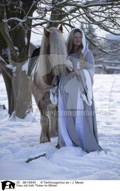 Frau mit Irish Tinker im Winter / woman with Irish Tinker in winter / JM-18940