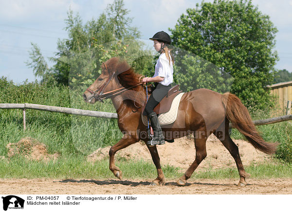 Mdchen reitet Islnder / girl rides horse / PM-04057