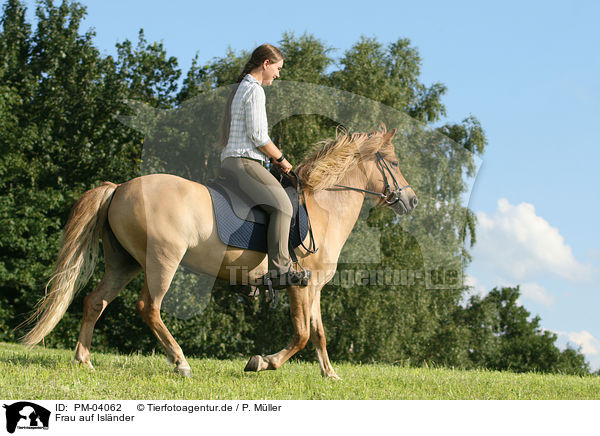 Frau auf Islnder / woman rides Icelandic horse / PM-04062