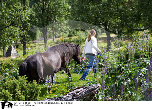 Frau und Islnder / woman and Icelandic horse / EH-01580