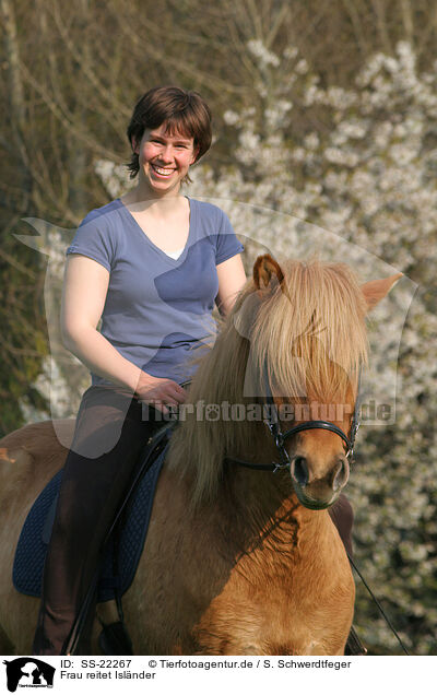 Frau reitet Islnder / woman rides Icelandic horse / SS-22267