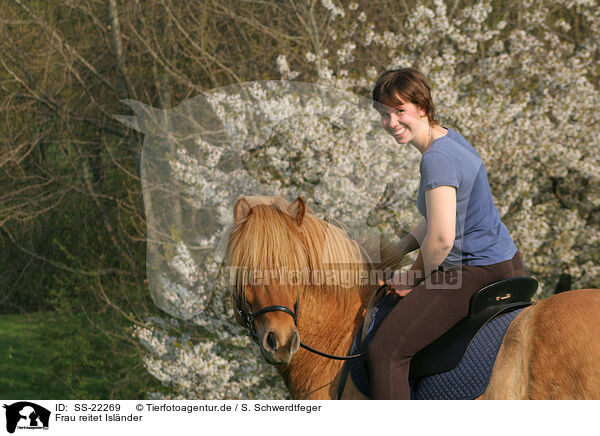 Frau reitet Islnder / woman rides Icelandic horse / SS-22269