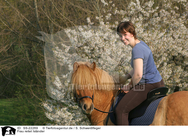 Frau reitet Islnder / SS-22269