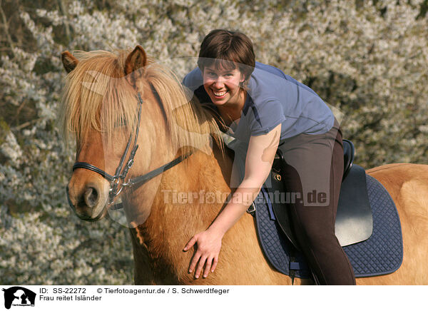 Frau reitet Islnder / woman rides Icelandic horse / SS-22272