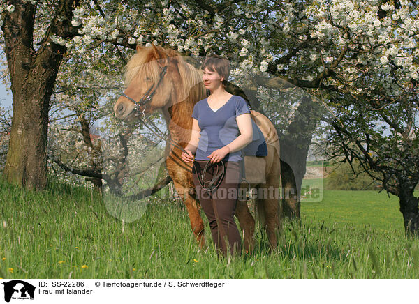 Frau mit Islnder / woman with Icelandic horse / SS-22286