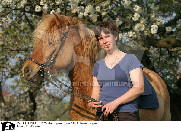Frau mit Islnder / woman with Icelandic horse / SS-22287