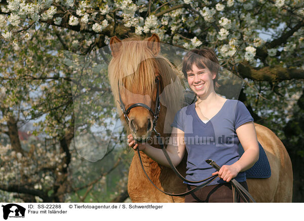 Frau mit Islnder / woman with Icelandic horse / SS-22288
