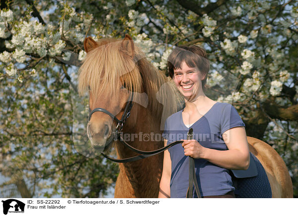 Frau mit Islnder / woman with Icelandic horse / SS-22292