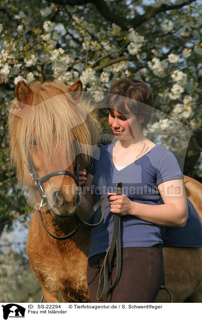 Frau mit Islnder / woman with Icelandic horse / SS-22294