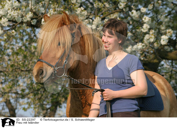 Frau mit Islnder / woman with Icelandic horse / SS-22297