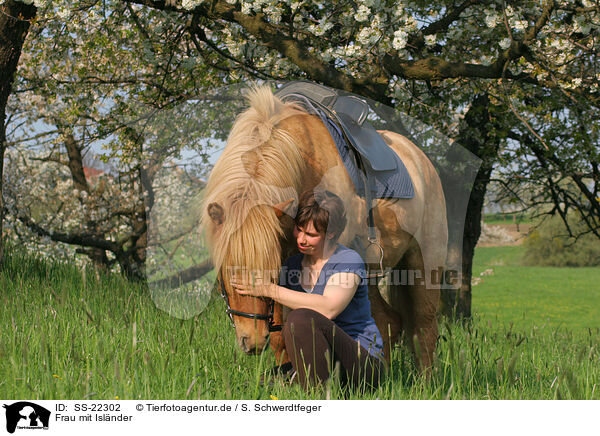 Frau mit Islnder / woman with Icelandic horse / SS-22302