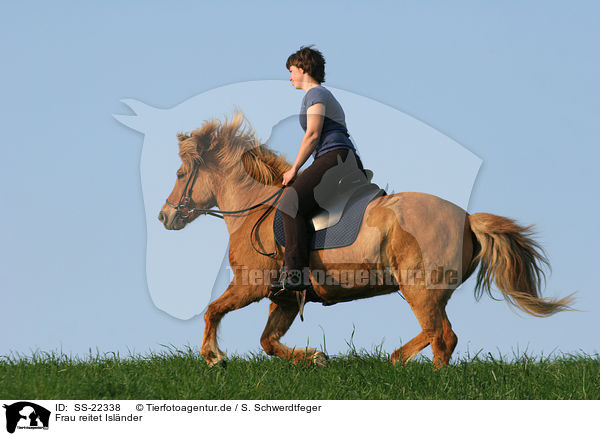 Frau reitet Islnder / woman rides Icelandic horse / SS-22338