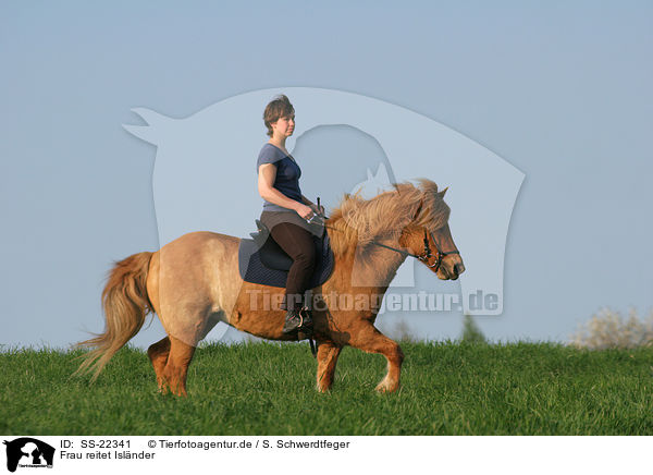 Frau reitet Islnder / woman rides Icelandic horse / SS-22341