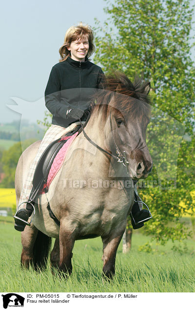 Frau reitet Islnder / woman rides Icelandic horse / PM-05015