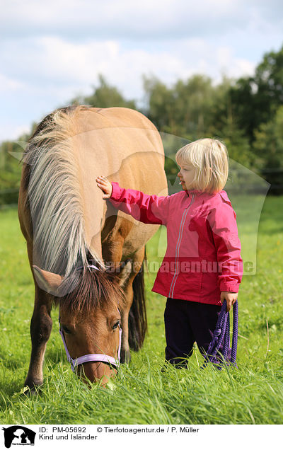 Kind und Islnder / child and Icelandic horse / PM-05692