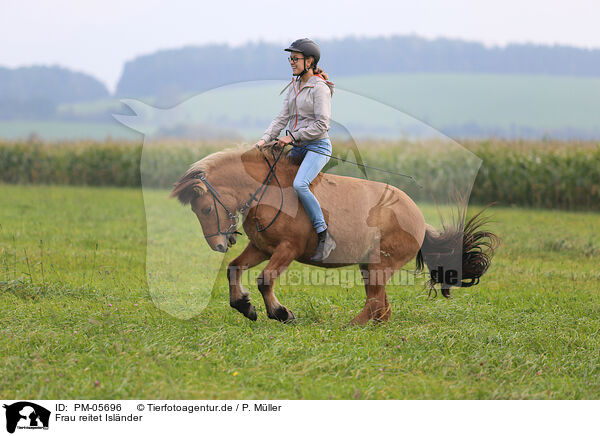 Frau reitet Islnder / woman rides Icelandic horse / PM-05696