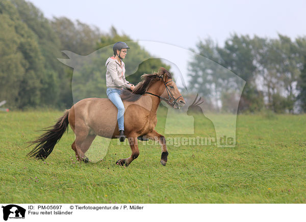 Frau reitet Islnder / woman rides Icelandic horse / PM-05697