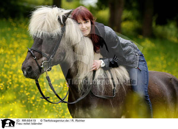 Frau reitet Islnder / woman rides Icelandic horse / RR-66419