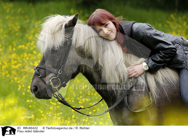Frau reitet Islnder / RR-66422