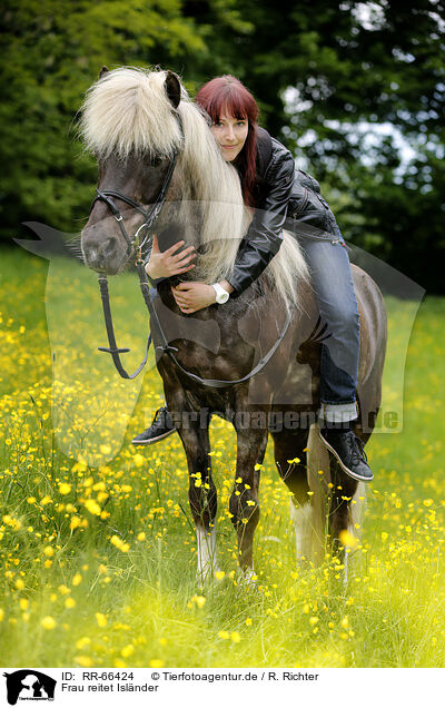 Frau reitet Islnder / woman rides Icelandic horse / RR-66424