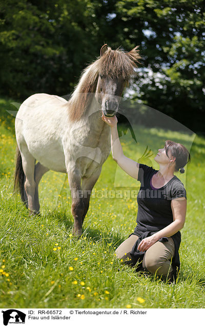 Frau und Islnder / woman and Icelandic horse / RR-66572