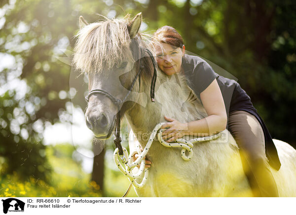 Frau reitet Islnder / woman rides Icelandic horse / RR-66610