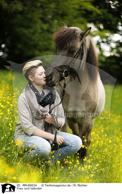 Frau und Isl�nder / woman and Icelandic horse / RR-66634