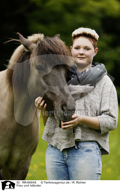 Frau und Islnder / woman and Icelandic horse / RR-66648