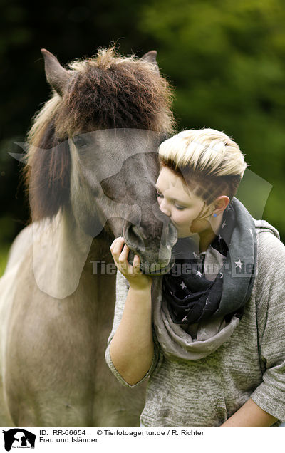 Frau und Islnder / woman and Icelandic horse / RR-66654