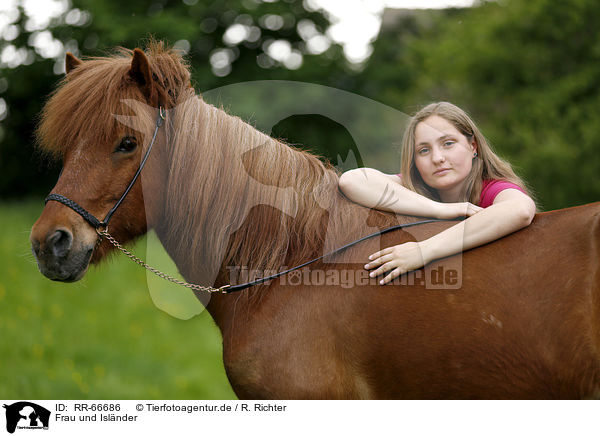 Frau und Islnder / woman and Icelandic horse / RR-66686
