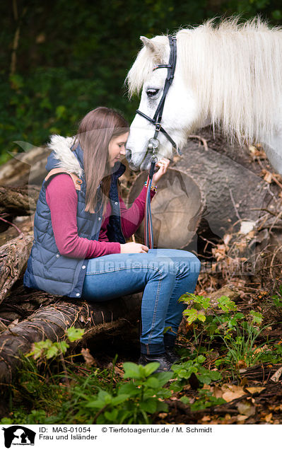 Frau und Islnder / woman and Icelandic horse / MAS-01054