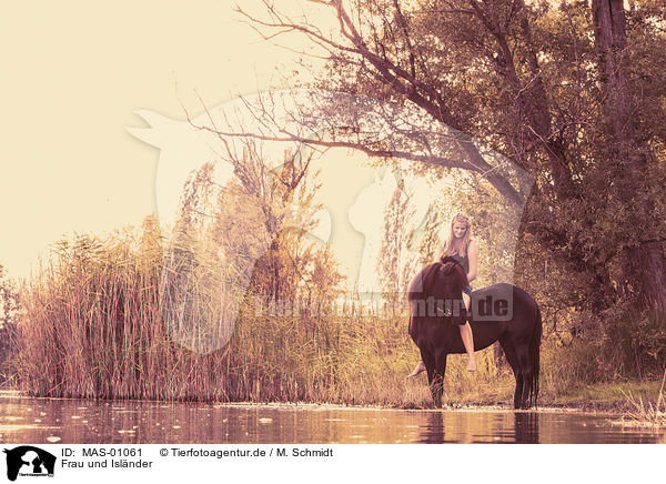 Frau und Islnder / woman and Icelandic horse / MAS-01061