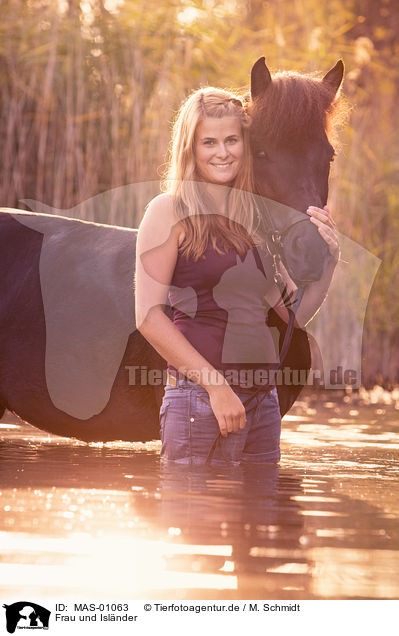 Frau und Islnder / woman and Icelandic horse / MAS-01063