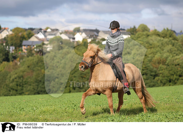 Frau reitet Islnder / woman rides Icelandic horse / PM-06039