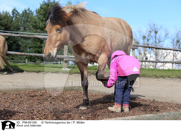 Kind und Islnder / children and Icelandic horse / PM-06199