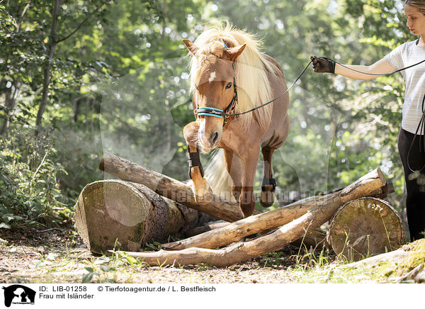 Frau mit Islnder / woman and Icelandic horse / LIB-01258