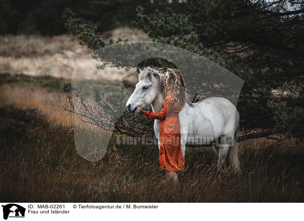 Frau und Islnder / woman and Icelandic horse / MAB-02261