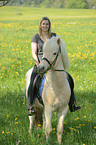 Frau reitet Islnder