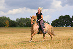 Frau reitet Islnder